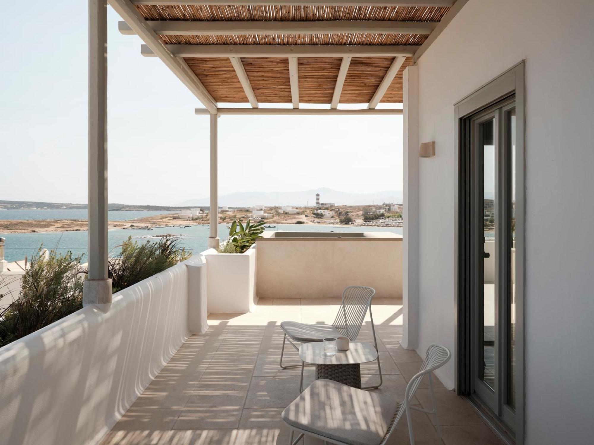 Akria Seaside Suites Науса Екстериор снимка